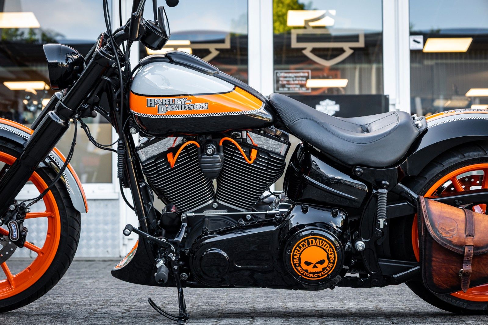 Fahrzeugabbildung Harley-Davidson FXSB Breakout 103 - Kesstech/Airride/Heckumbau -