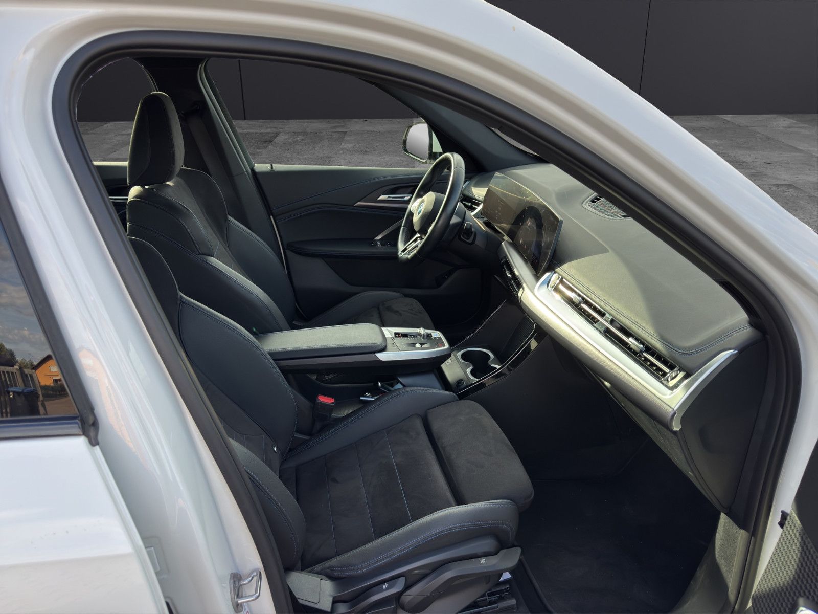 Fahrzeugabbildung BMW iX1 30 xDrive M Sport/Apple/Massage/Performance/