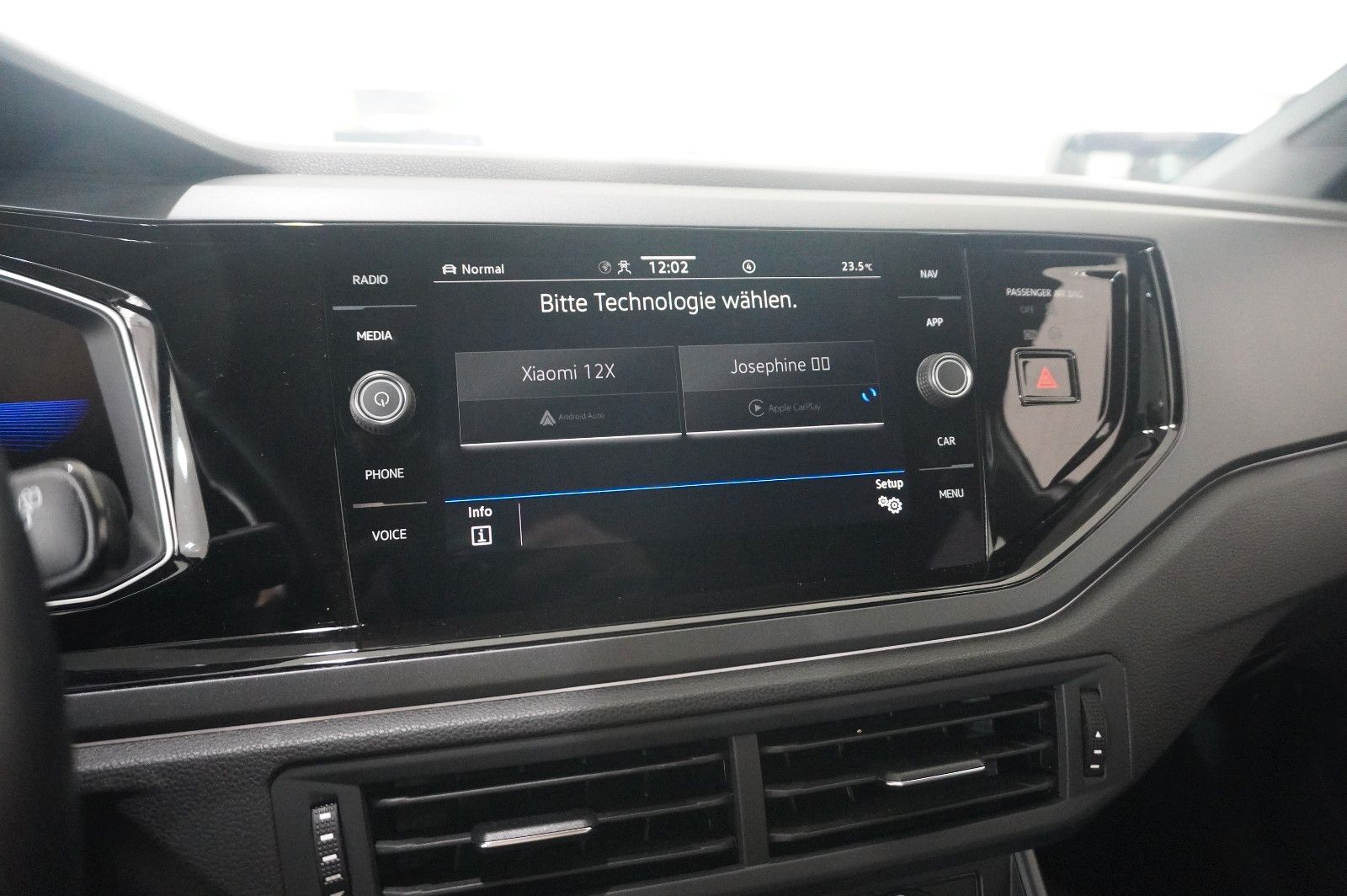 Fahrzeugabbildung Volkswagen Taigo 1.0 TSI R-LINE NAVI/LED/KAMERA/SPORT/DAB+