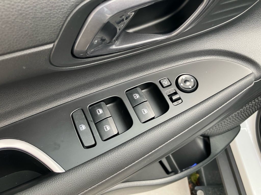 Fahrzeugabbildung Hyundai BAYON 1.0 T-GDI 6-MT Blackline Fernlichtass. LED
