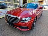 Mercedes-Benz E 200 E -Klasse Lim. E 200 - Mercedes-Benz E 200 mit Benzin-Antrieb: Leder, Navigationssystem, Limousine
