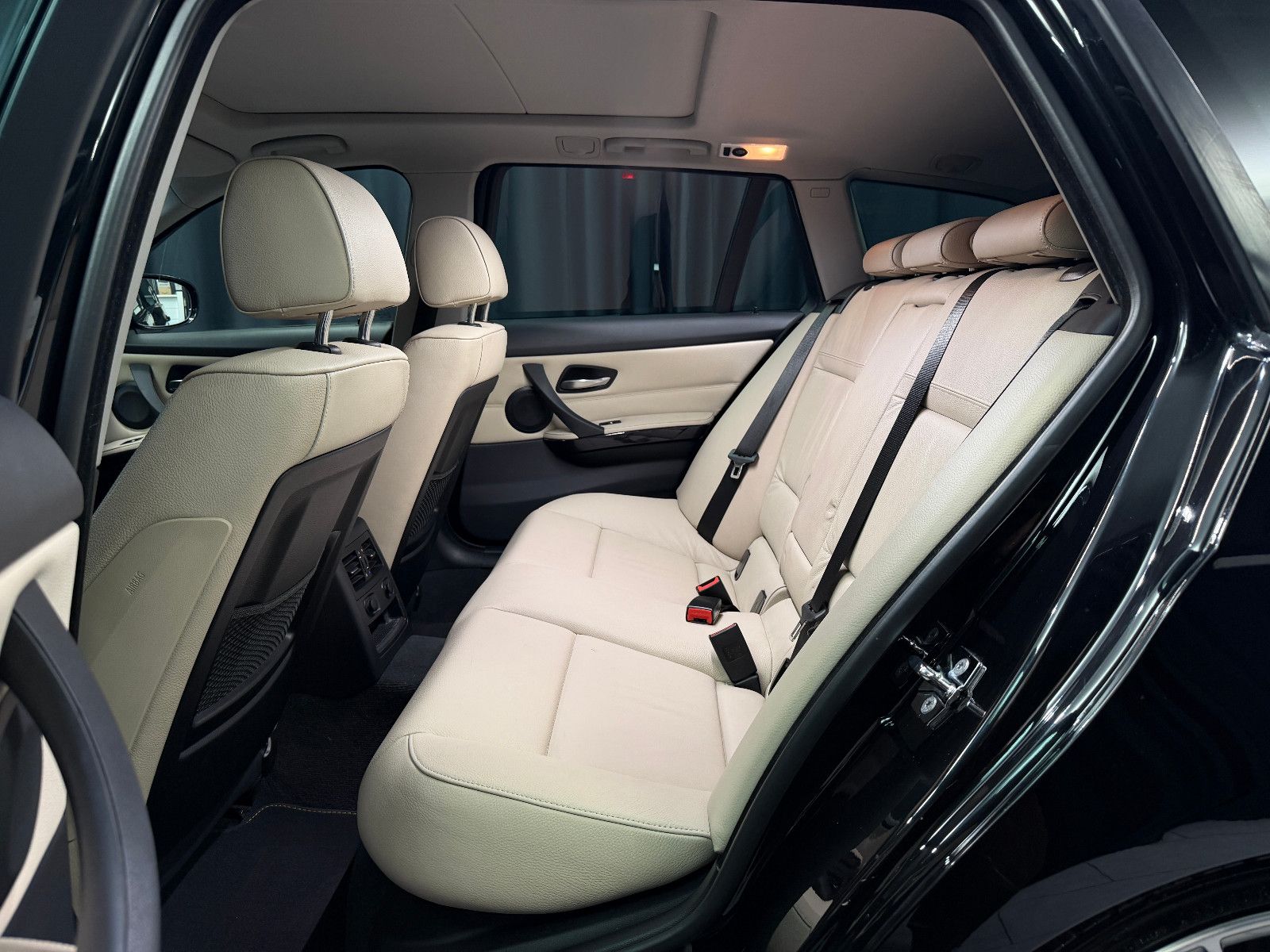 Fahrzeugabbildung BMW 335 i xDrive Touring|LEDER|NAVI|PANO