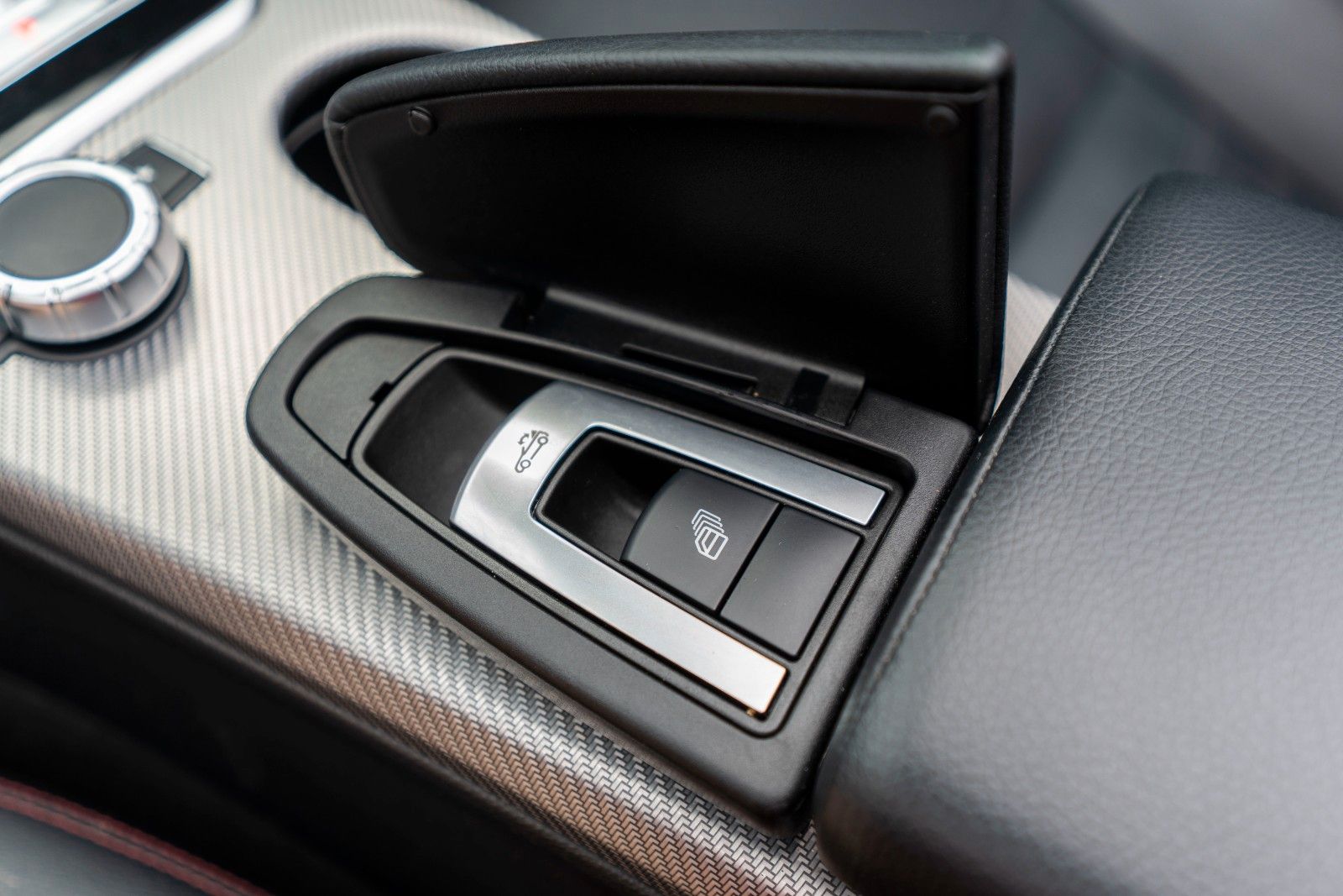 Fahrzeugabbildung Mercedes-Benz SLC 300 AMG Roadster H&K TOTW LED KAM NAV