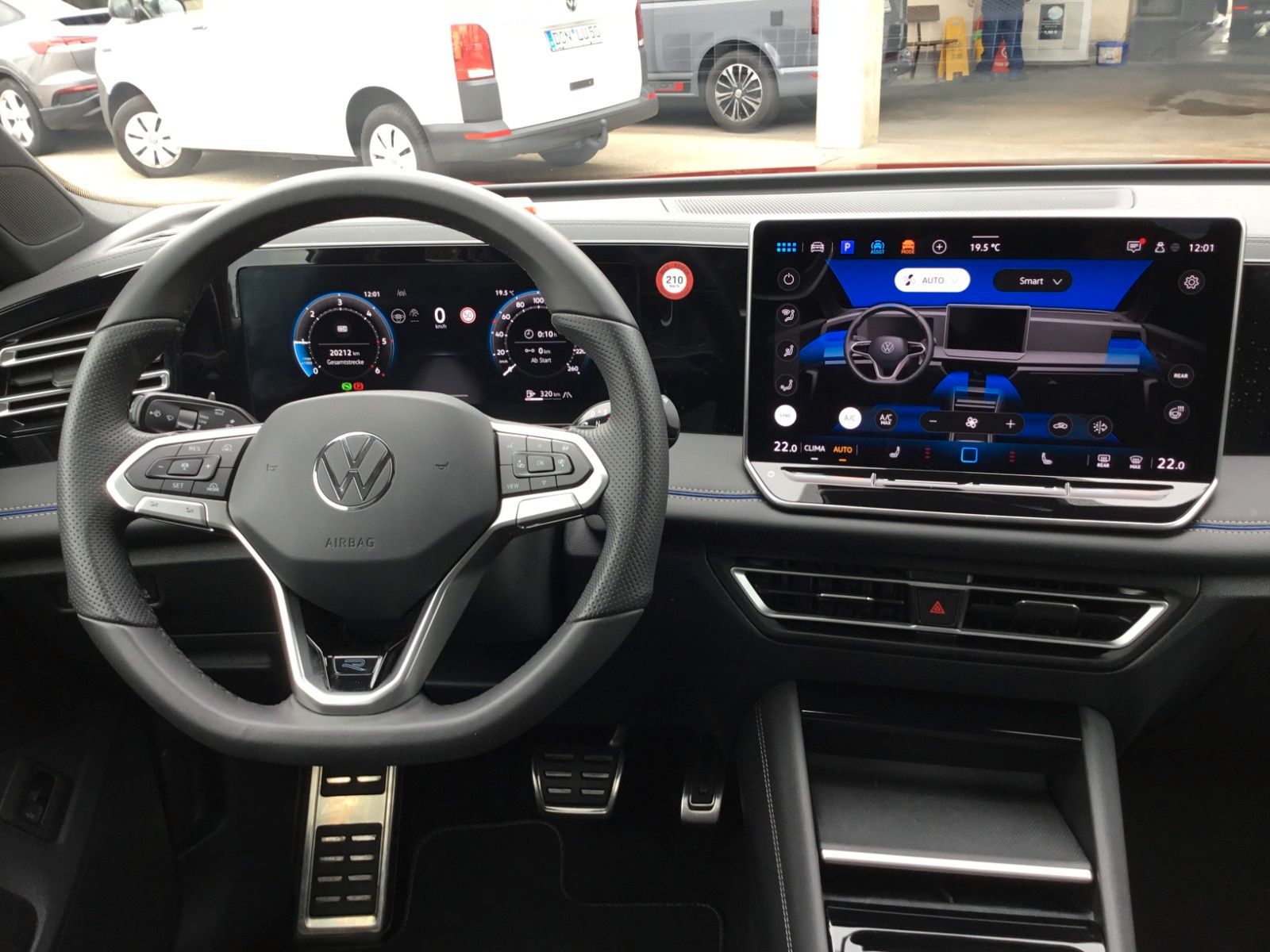 Fahrzeugabbildung Volkswagen Tiguan 2.0 TDI DSG 4M R-Line+AHK+20"+Pano
