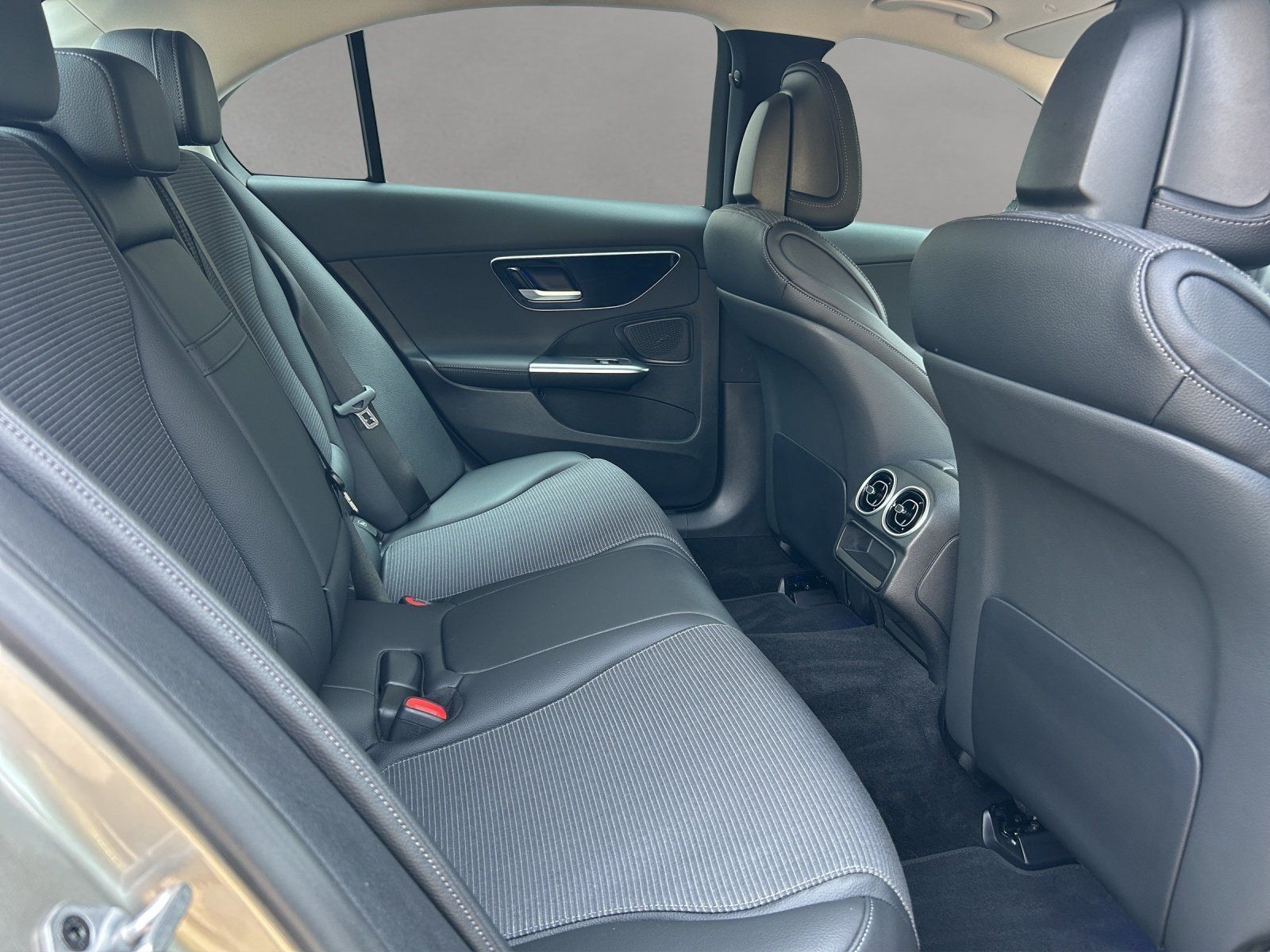 Fahrzeugabbildung Mercedes-Benz C 300 d Avantgarde GSD Standhzg HUD Kamera LED