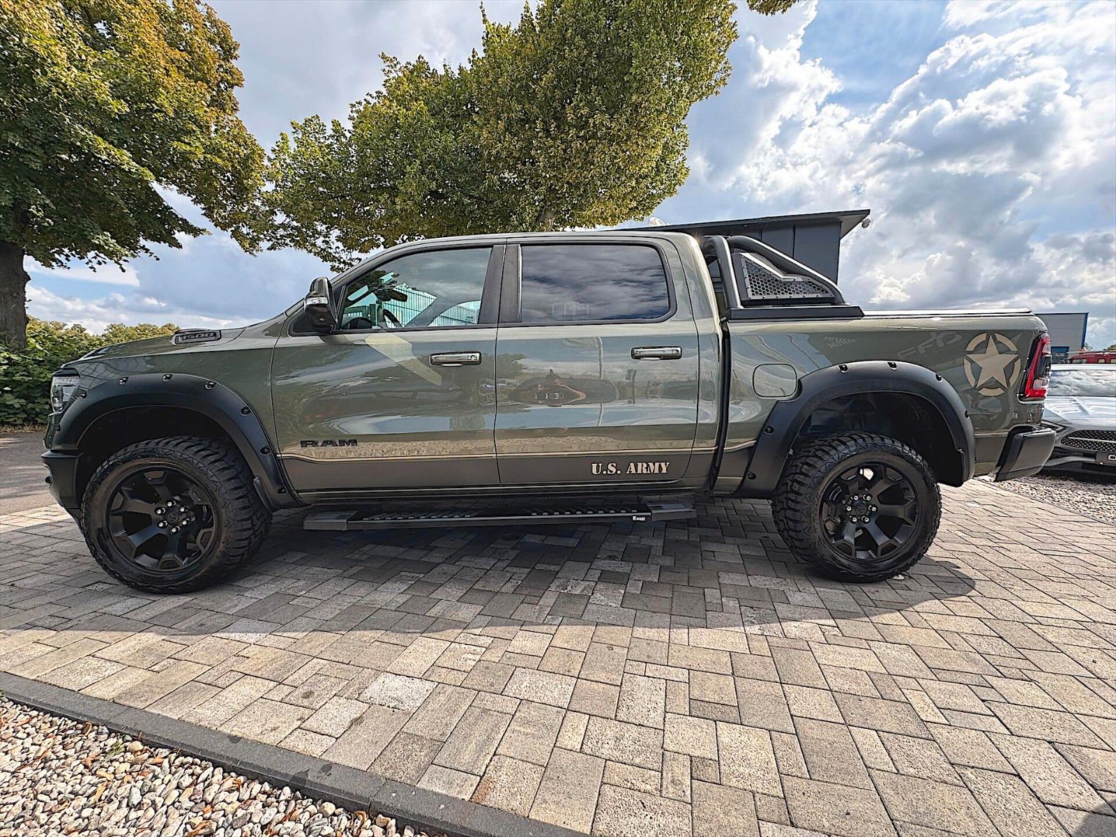 Fahrzeugabbildung Dodge RAM 5.7 V8 HEMI US ARMY STYLE Offroad 4x4 LED