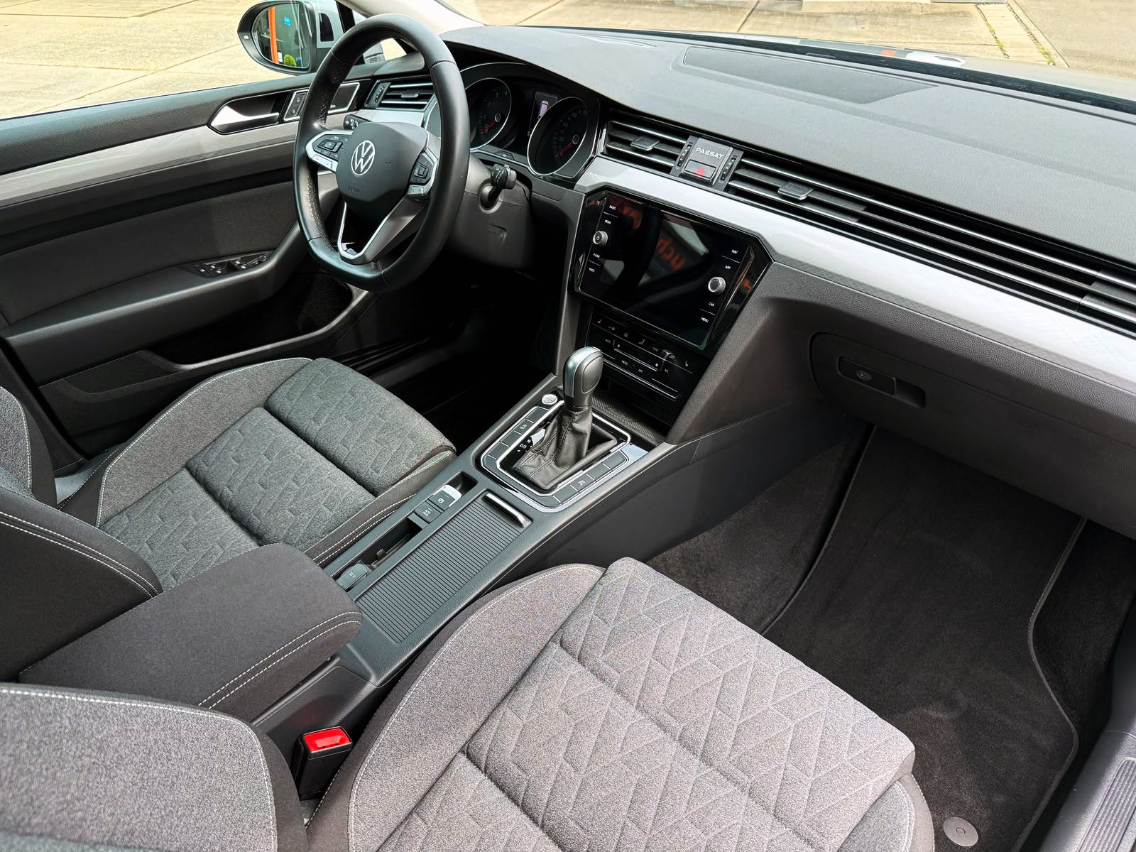 Fahrzeugabbildung Volkswagen Passat Variant 2.0TSI DSG Business ACC 360° H&K