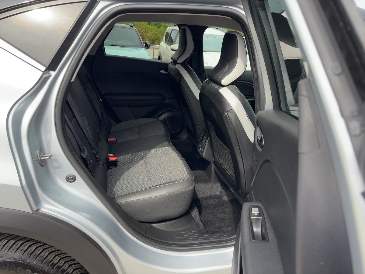 Fahrzeugabbildung Renault Captur TECHNO TCe 140 EDC Kamera SHZ - mit KI generiert/bearbeitet