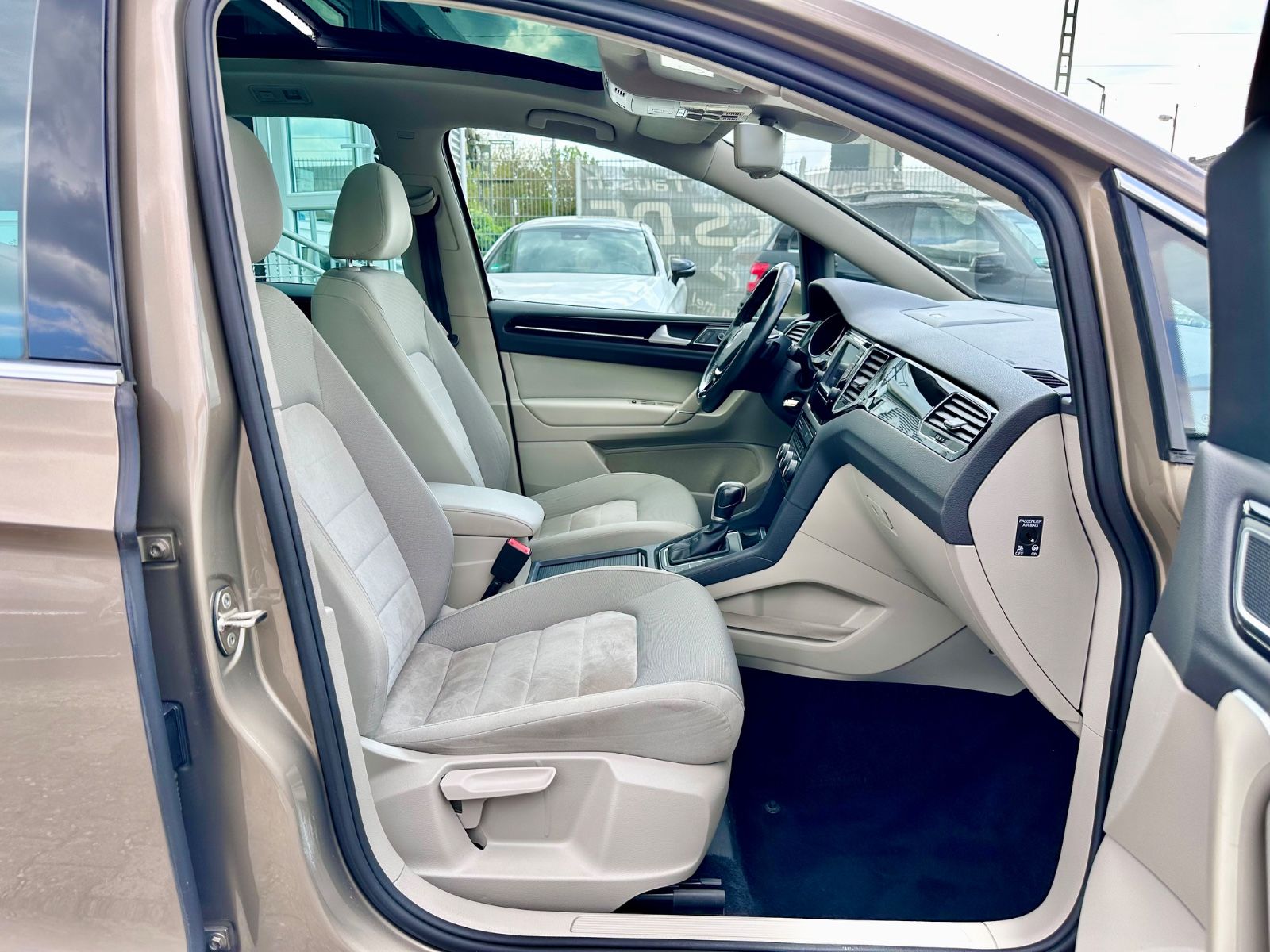 Fahrzeugabbildung Volkswagen GOLF SPORTSVAN VII HIGHLINE*MOD.2016+PANO+AUTOM.