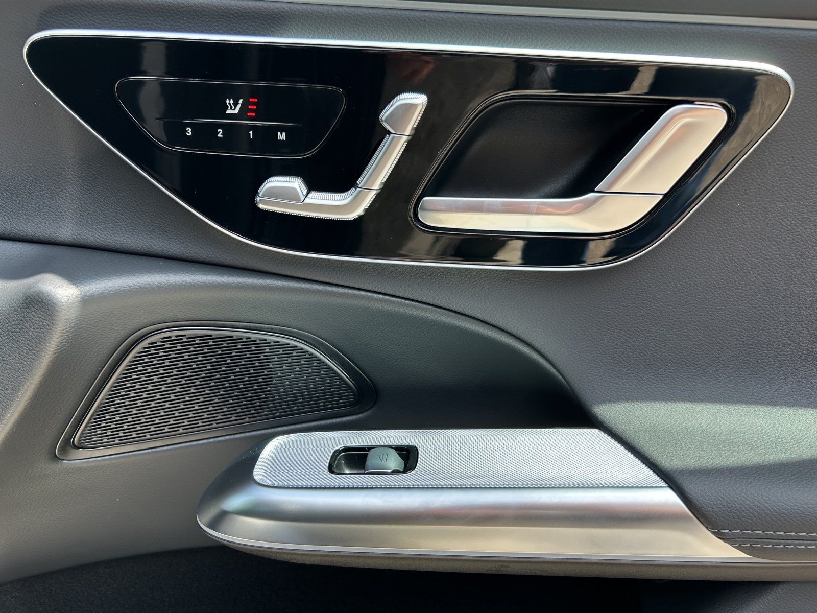 Fahrzeugabbildung Mercedes-Benz E 220 d T+AMG+PANO+SUPERSCR.+DISTR+AHK+Bel.Kühl.