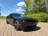Dodge Challenger - gepflegtes Sommerfahrzeug - schwarze Dodge Challenger