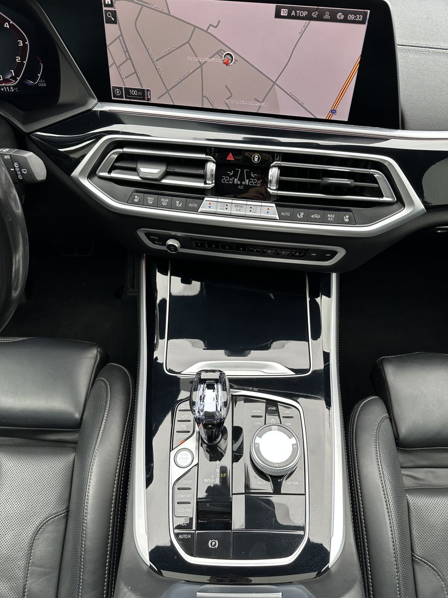 Fahrzeugabbildung BMW X5 M50i NAV+LASER+ACC+HEAD-UP+PANO+22ZO+360°+H&K