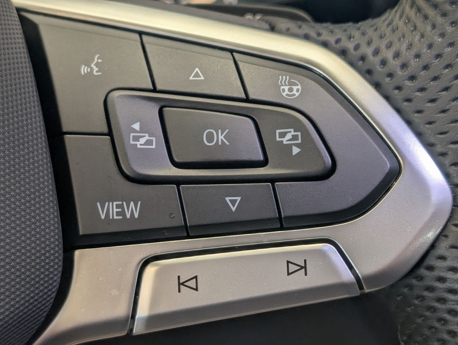 Fahrzeugabbildung Volkswagen Tayron 2.0 4M R-Line Launch Pano Matrix AHK 20"