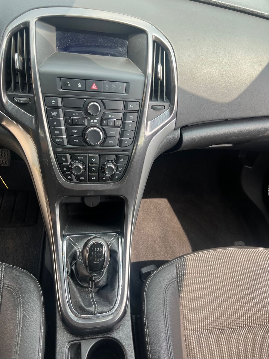 Fahrzeugabbildung Opel Astra J Lim. 5-trg. Innovation