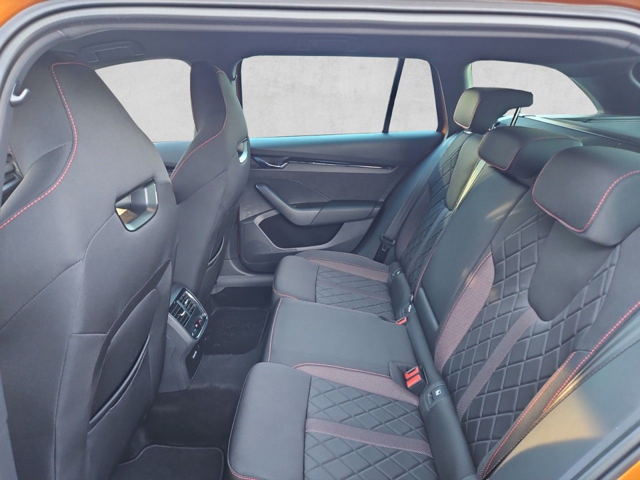 Fahrzeugabbildung SKODA Octavia Combi RS TSI 2.0 TSI DSG MATRIX/HUD/NAVI
