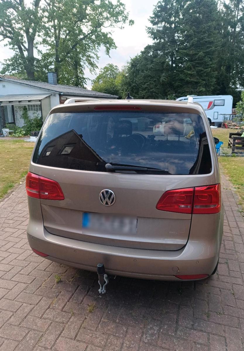 Volkswagen Touran 2014 — вигляд ззаду