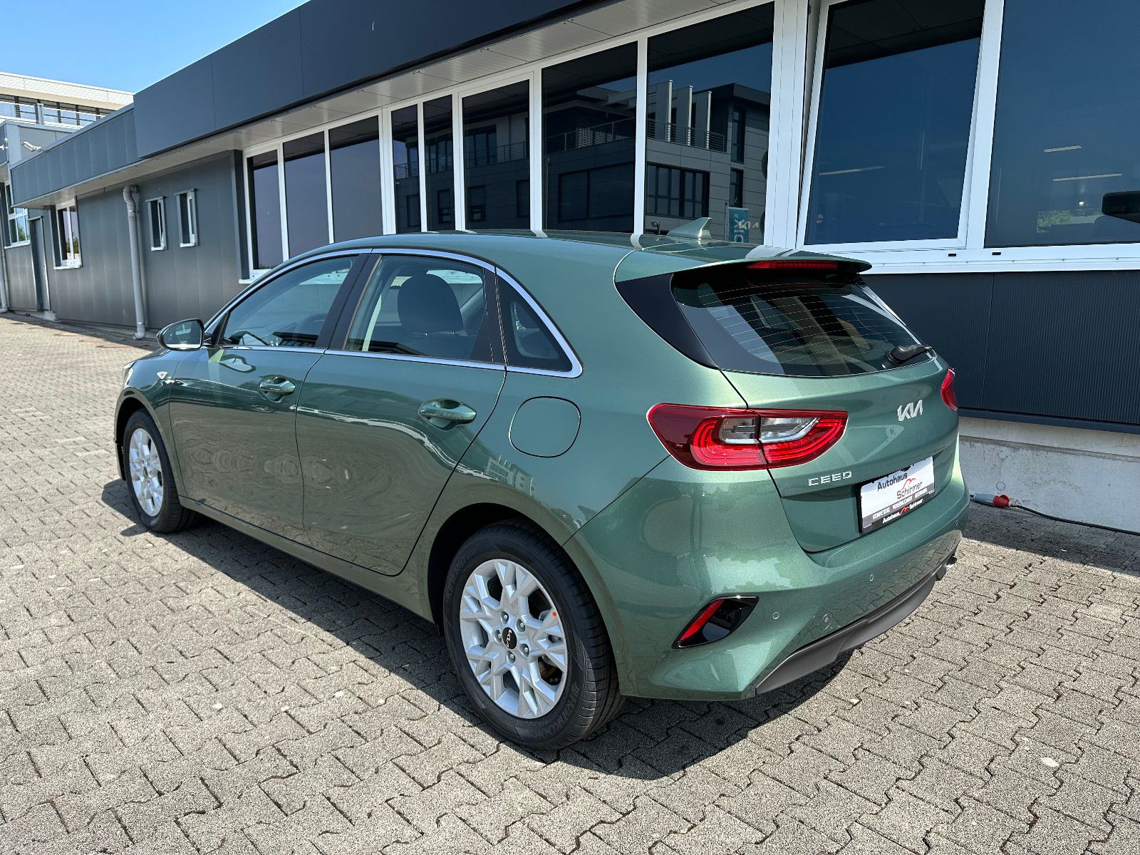 Fahrzeugabbildung Kia cee'd / Ceed  1.5 T-GDI MT VISION NAVI KOMF+