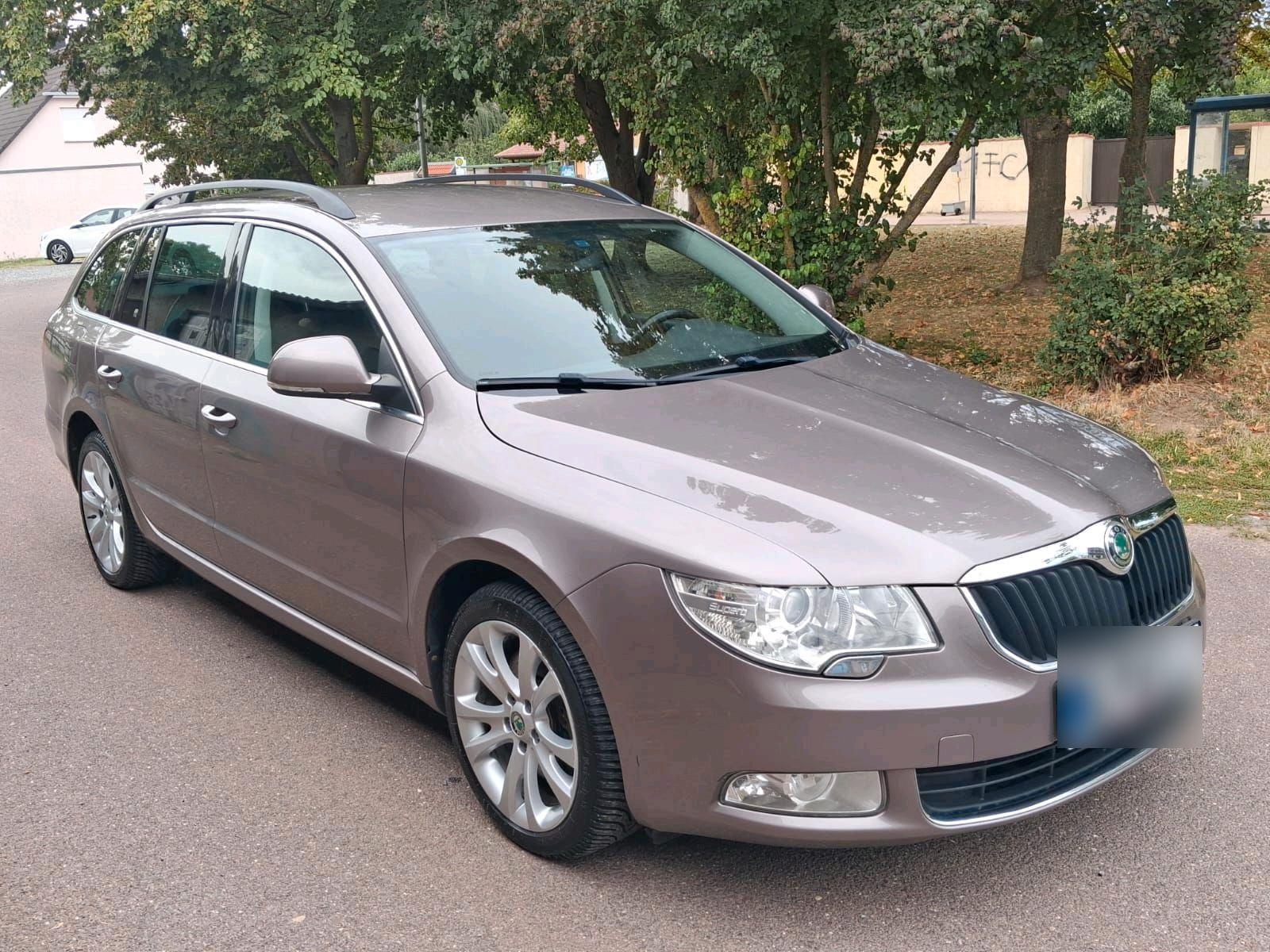 Skoda Superb 2012 — rear view