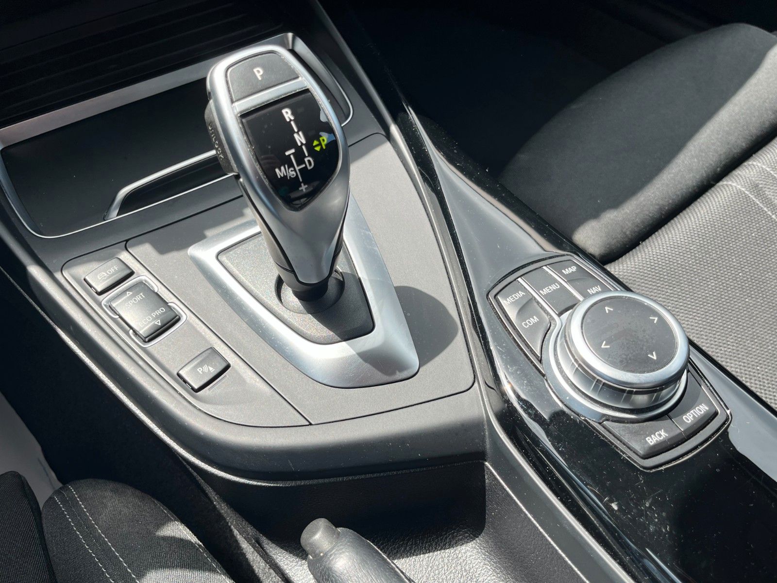 Fahrzeugabbildung BMW 120d xDrive SPORT LINE Sport-Aut Navi LED Kamera