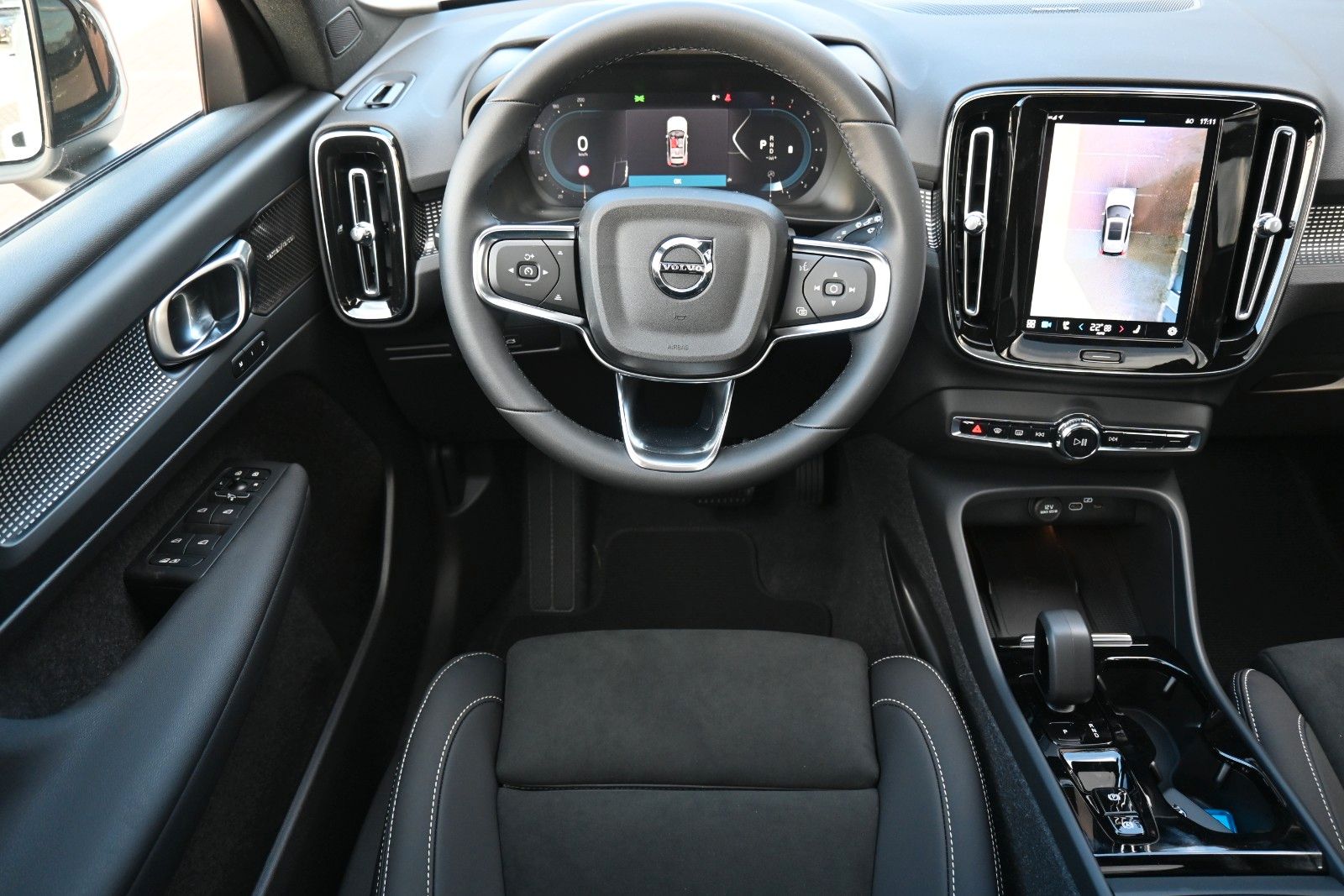Fahrzeugabbildung Volvo XC40 B3 DKG Plus Dark*FSHZG*Pixel*360°*ACC