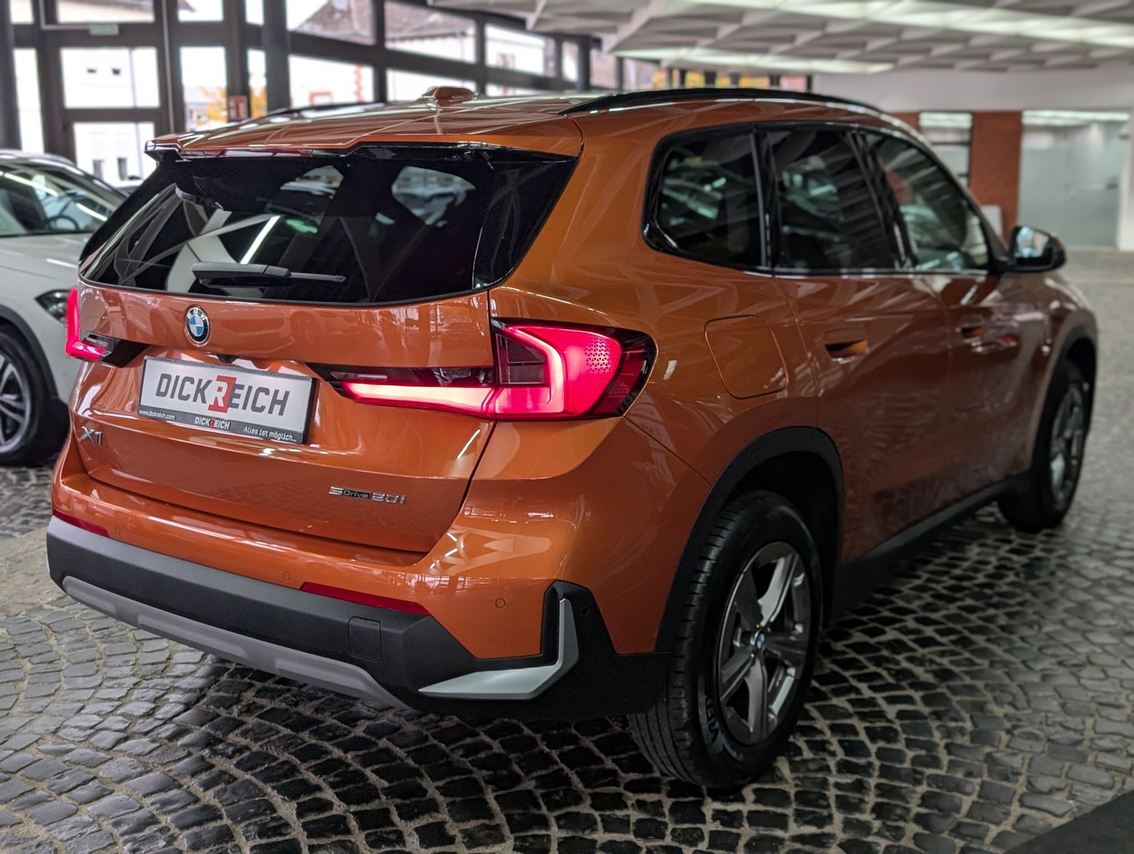 Fahrzeugabbildung BMW X1 20 i sDrive SPORT SHADOW PANO AHK LED AHK ACC