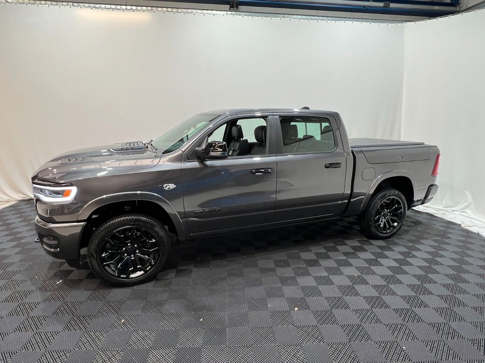 Fahrzeugabbildung Dodge RAM 1500 Limited Night  5,7L V8 HEMI / MFT