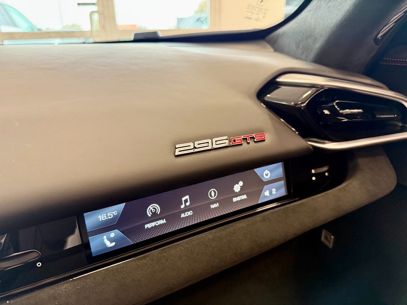 Fahrzeugabbildung Ferrari 296 GTS "Special Color" / LIFT / SURROUND VIEW