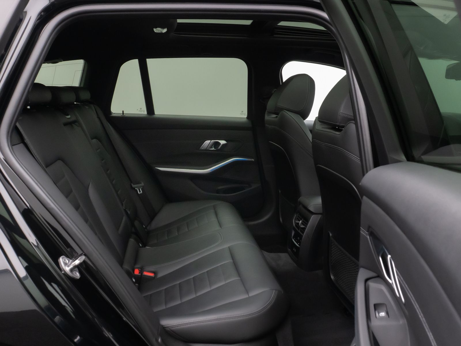 Fahrzeugabbildung BMW 330e M Sport Panorama Laser Kamera HUD DAB HiFi