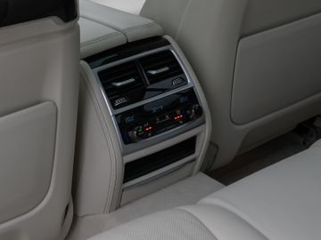 Fahrzeugabbildung BMW 750i xD M Sport 360°Laser Glasdach HUD DAB H/K