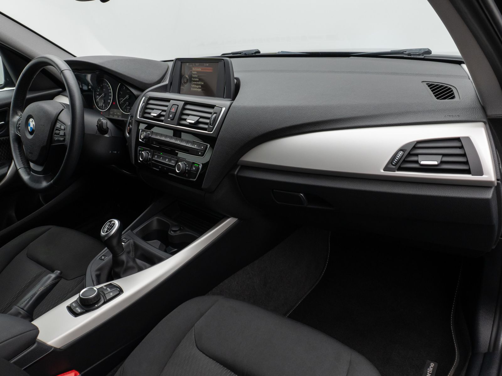 Fahrzeugabbildung BMW 118i Parkassist Sitzheizg USB Regensensor 8fach