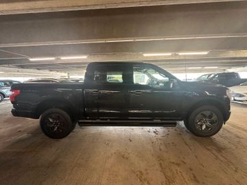 Ford F150 Lightning Lariat grosse Batterie im Vorlauf