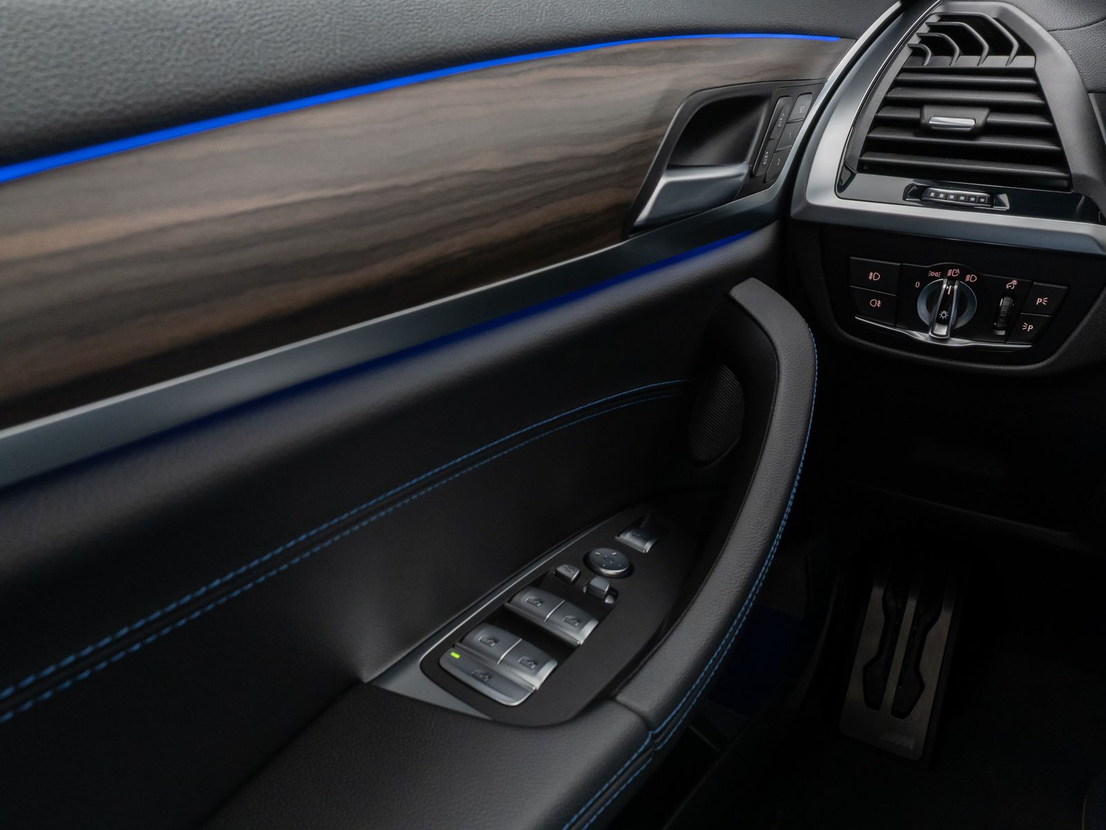 Fahrzeugabbildung BMW X3 M40d Panorama 360° HUD DAB H/K AHK Komfort