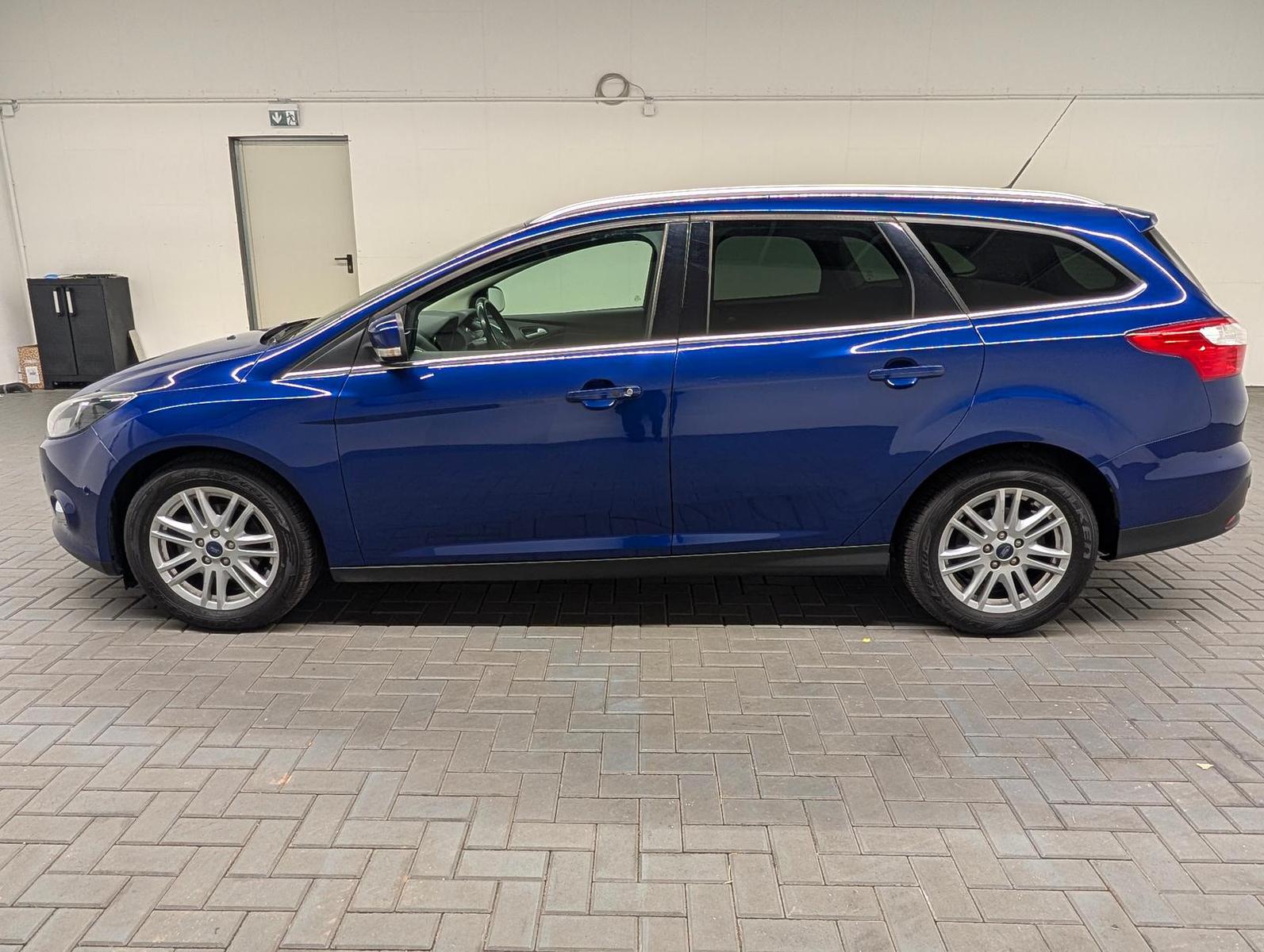 Ford Focus 2013 — rear view