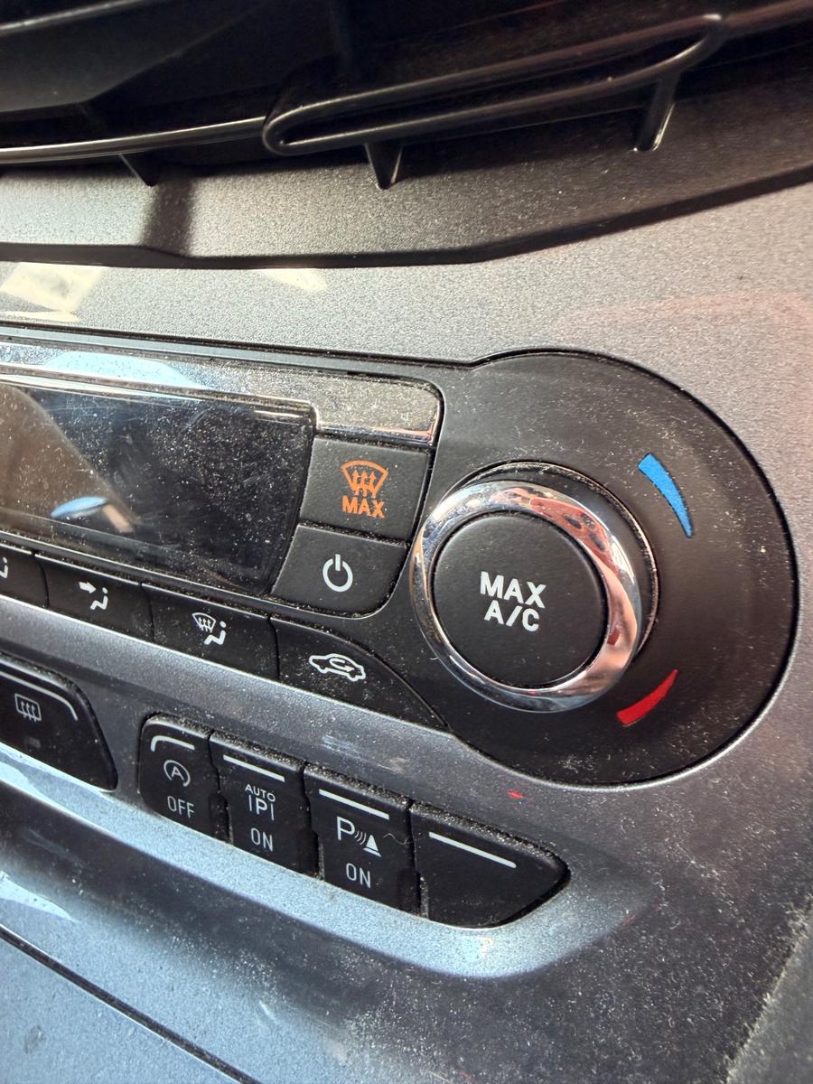 Ford Focus 2011 — photo 13