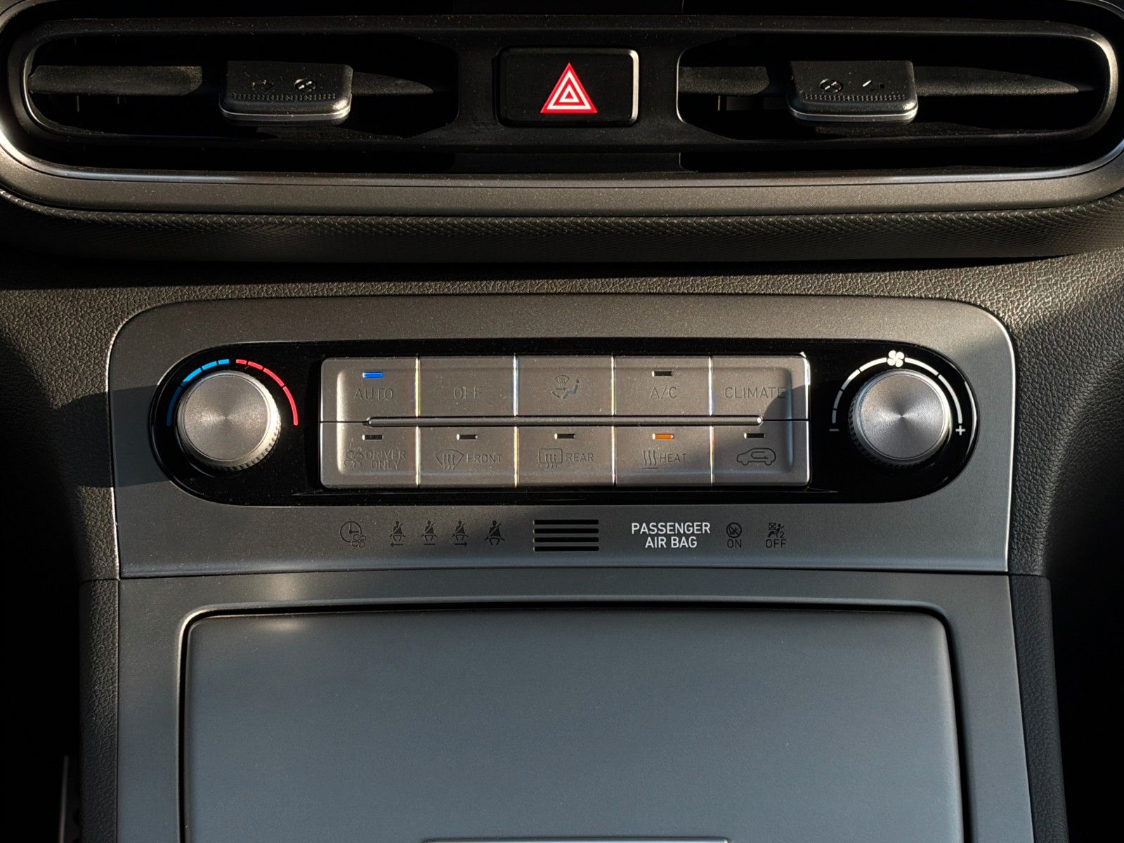 Fahrzeugabbildung Hyundai KONA E Select SHZ LHZ ACC LKA LFA Navi CarPlay