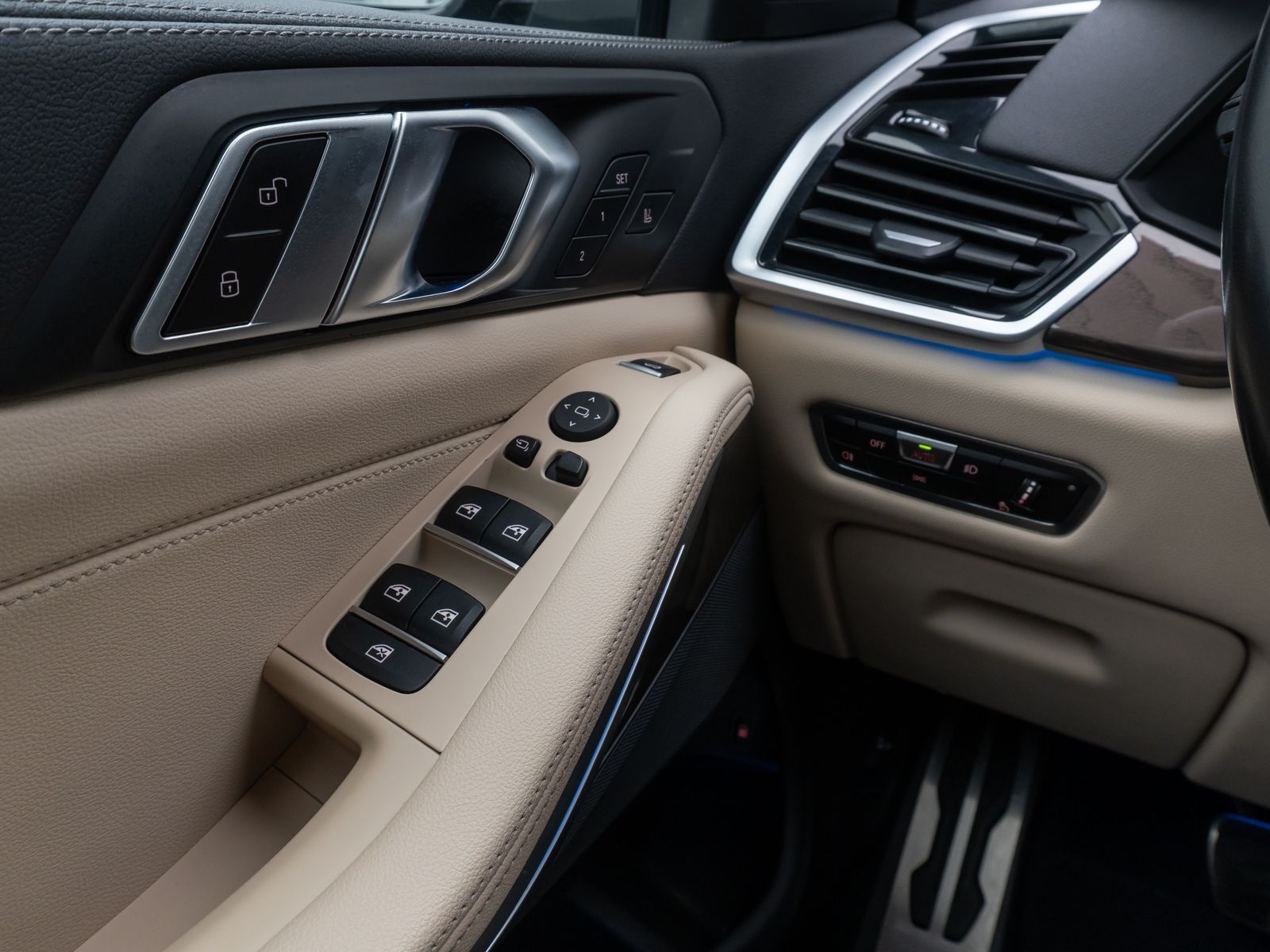 Fahrzeugabbildung BMW X5 xD45e M Sport 360°Laser HUD DAB HiFi AHK 22"