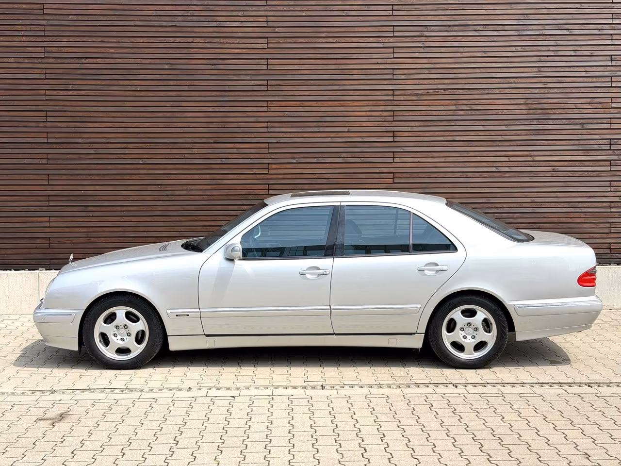 Mercedes-Benz E 220 CDI AVANTGARDE / 83.000km / ROSTFREI