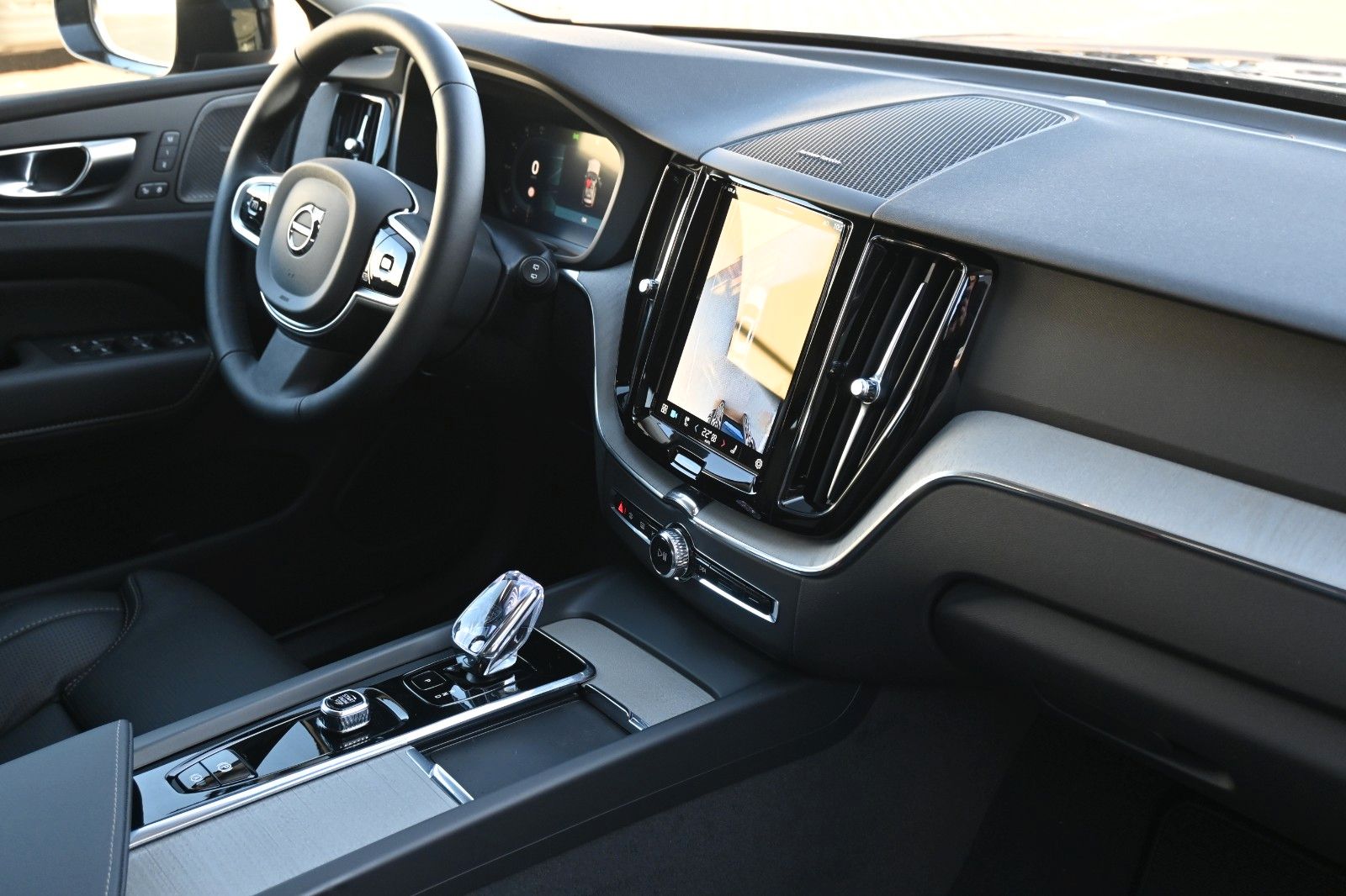 Fahrzeugabbildung Volvo XC60 B5 AWD Plus Dark*H&K*LUFT*360°* ACC