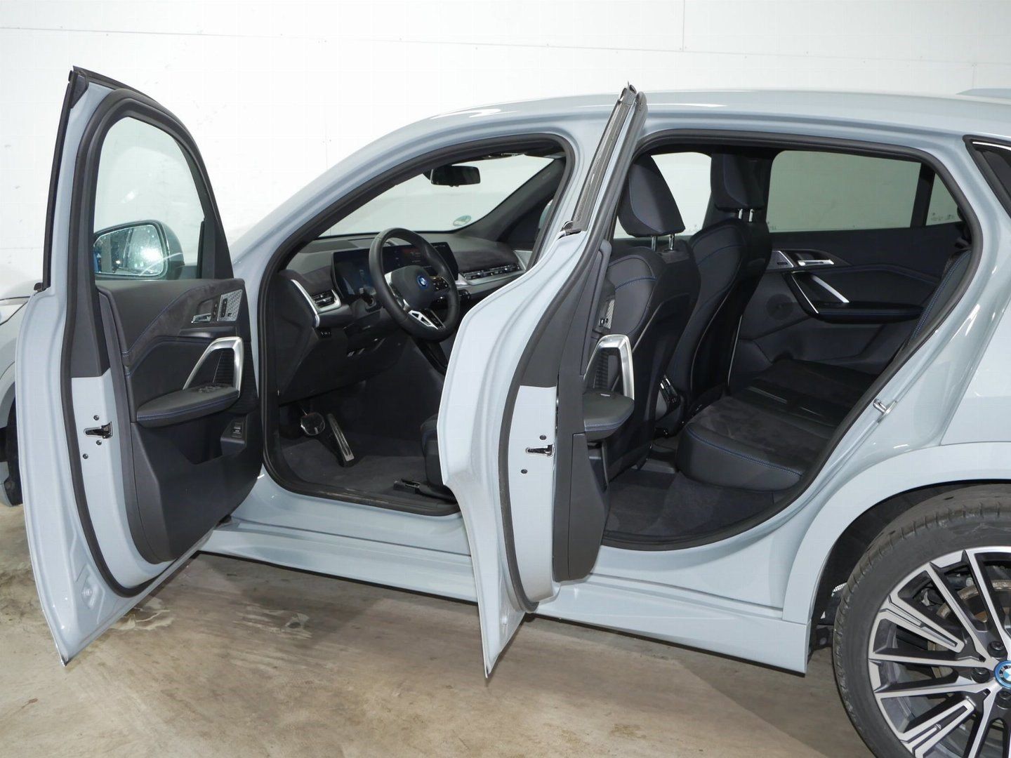 Fahrzeugabbildung BMW iX2 xDrive30 |M Sportpaket |Aktivsitz |20" BMW I
