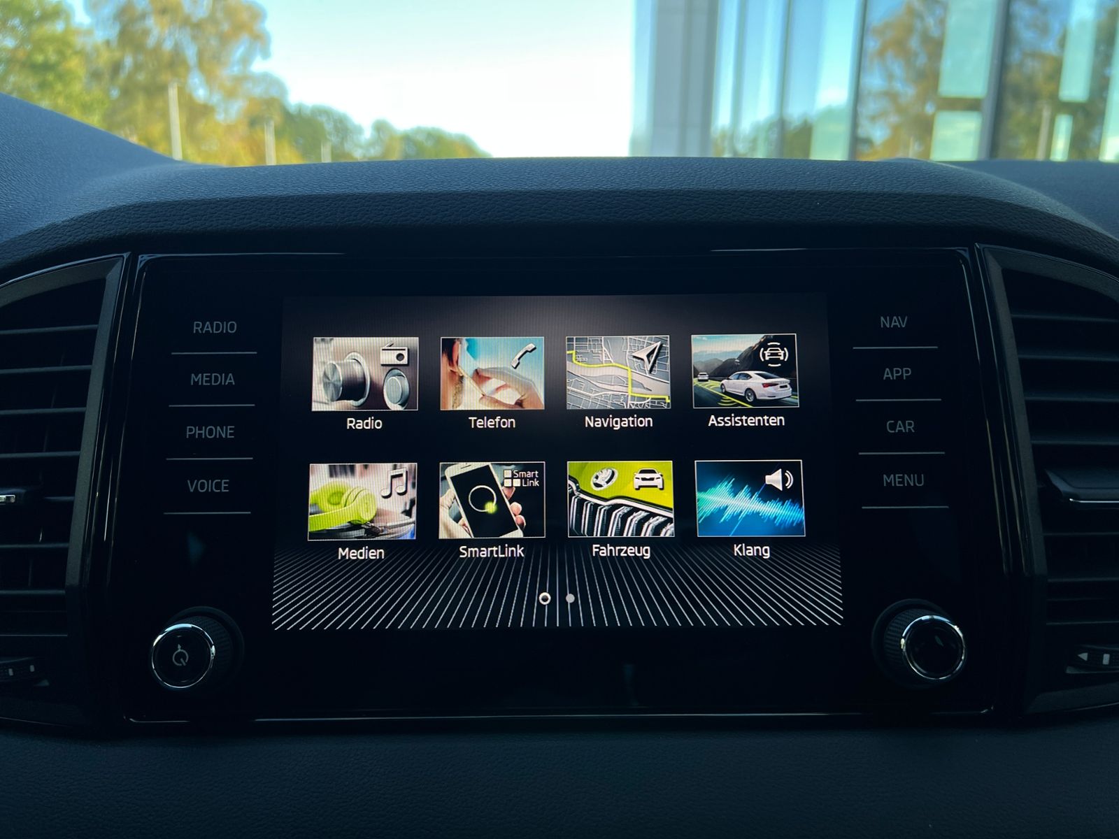 Fahrzeugabbildung SKODA Karoq Sportline 2.0 TDI DSG 4x4 *AHK, Navi, Trav