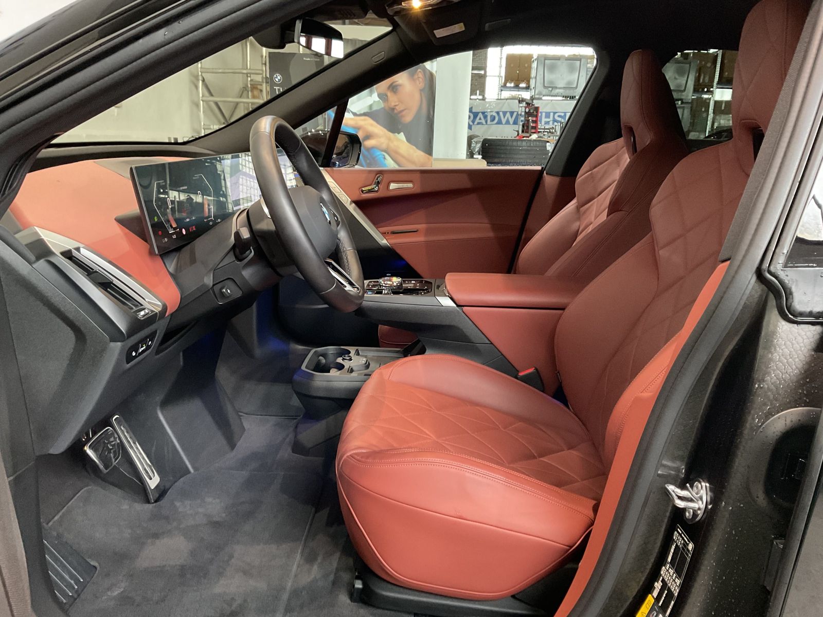 Fahrzeugabbildung BMW iX xDrive60 Sitzbelüftung vorn, Glasdach Sky Lou