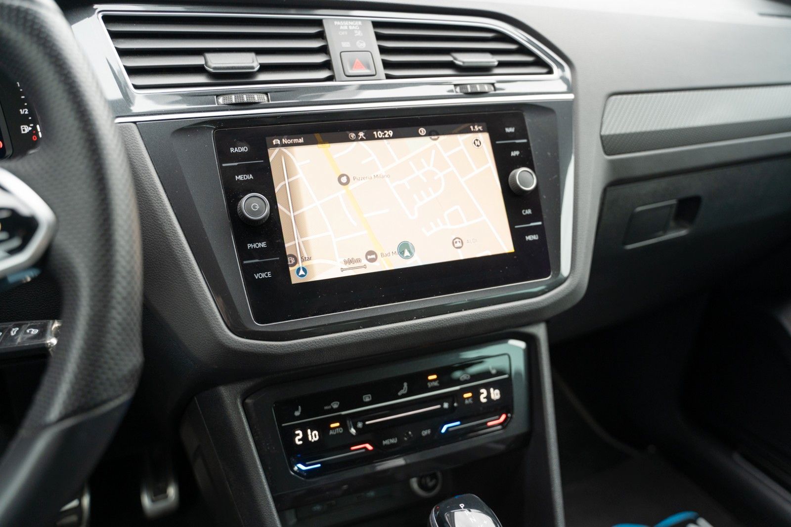 Fahrzeugabbildung Volkswagen TIGUAN 2.0 TDI R-LINE 4M MATRIX KAM DCC AHK