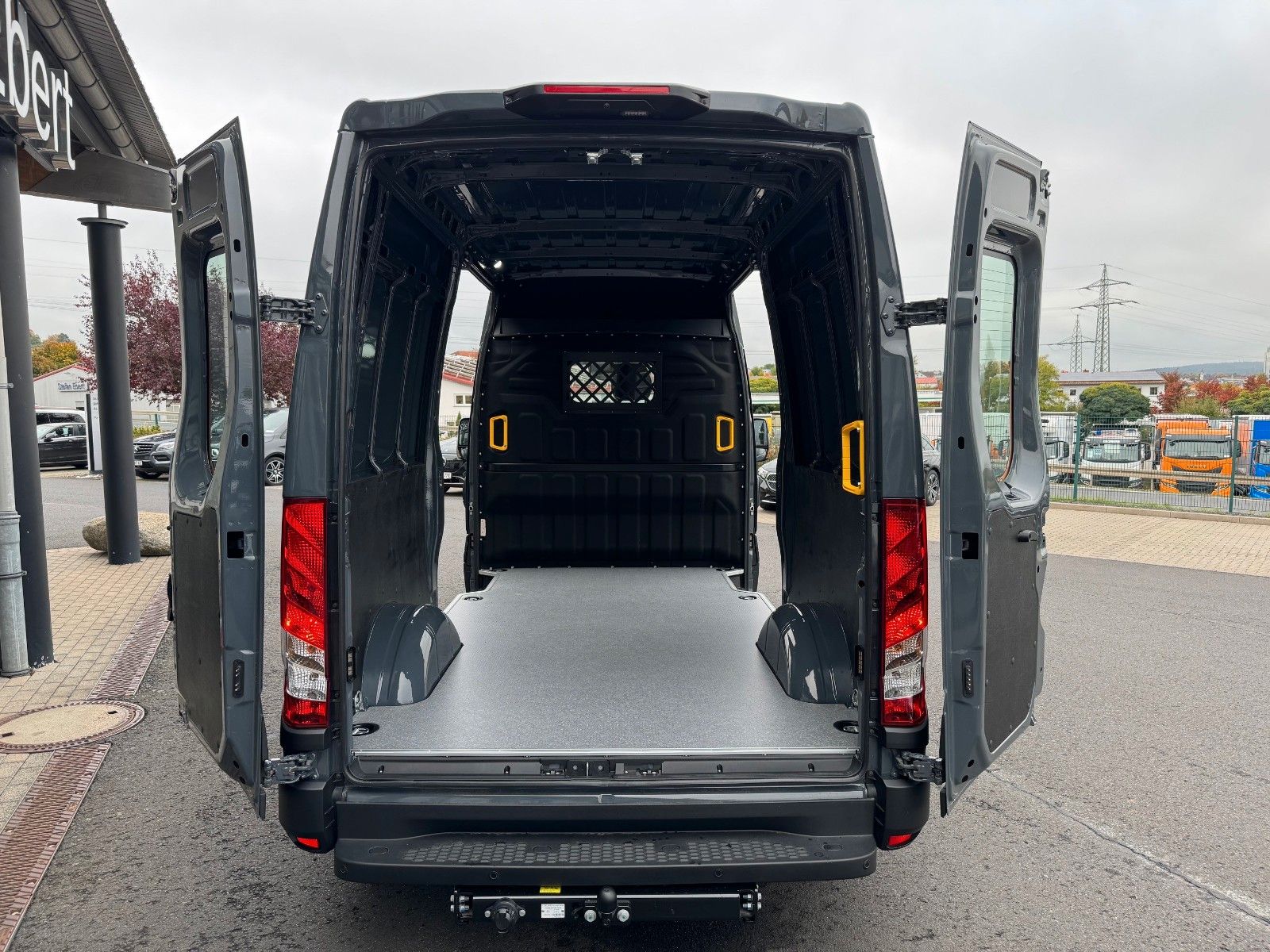 Fahrzeugabbildung Iveco Daily 35S18HA8 3.0L *R3.520mm*AHK*2xSchiebetür*
