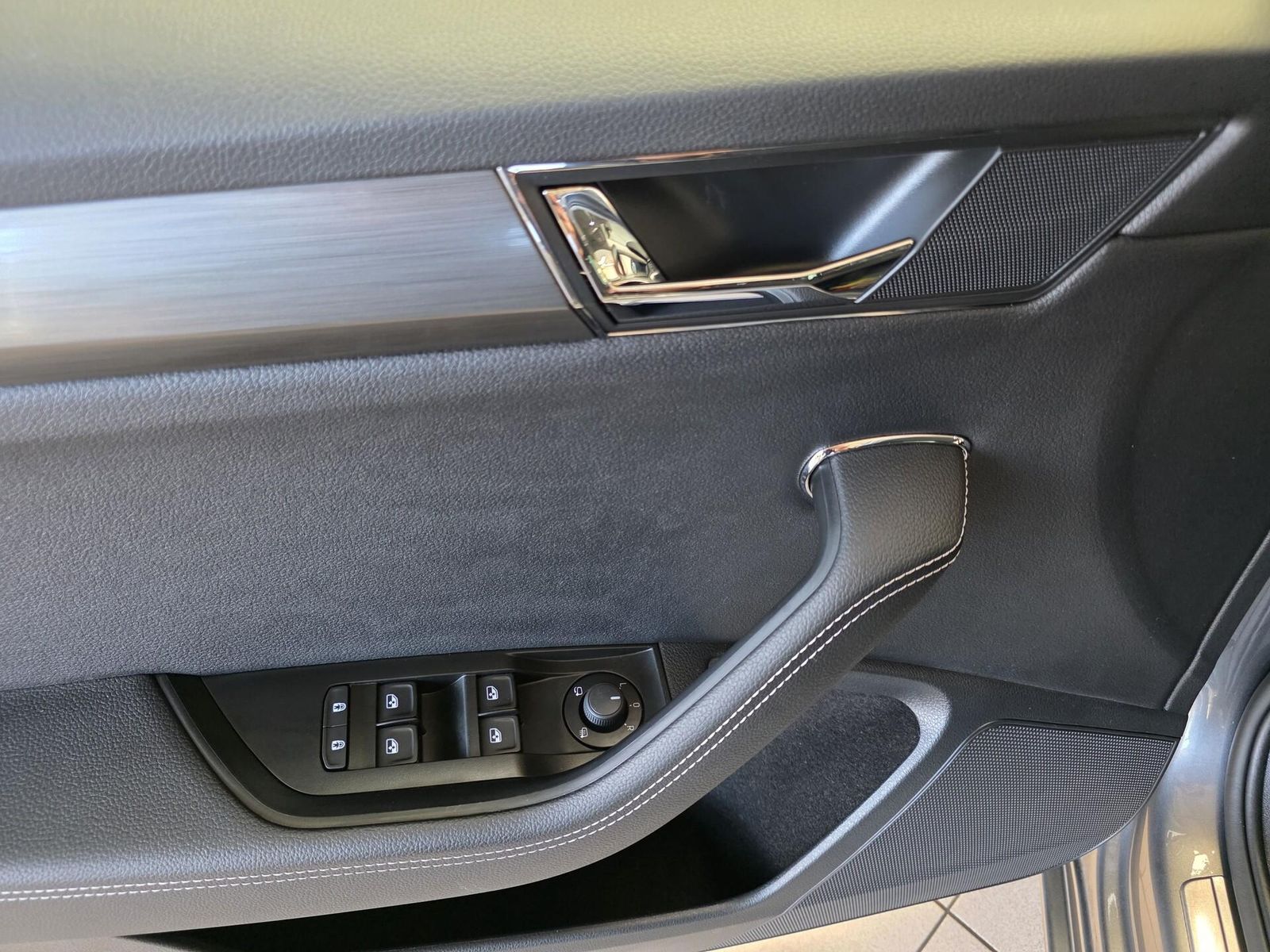 Fahrzeugabbildung SKODA Superb Combi 4x4/200 PS/Navi/LED/Keyless/Ahk