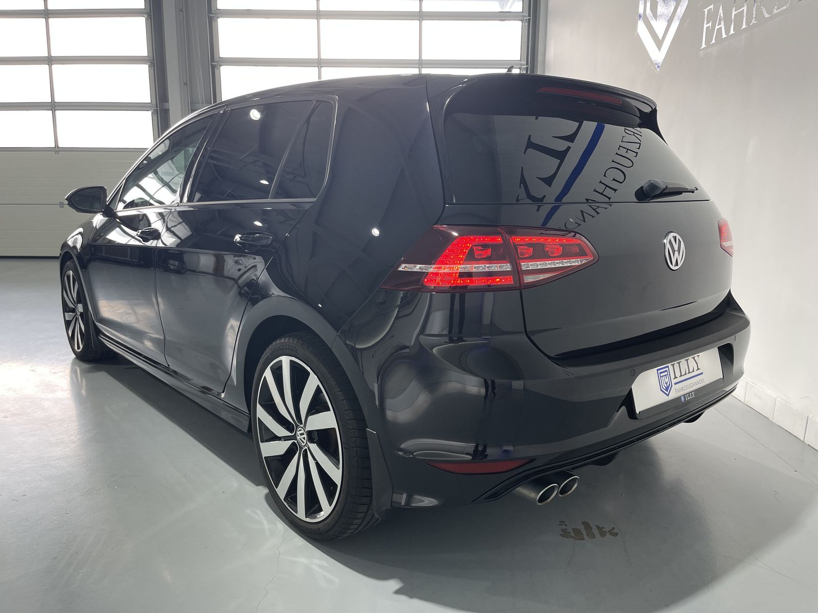 Fahrzeugabbildung Volkswagen Golf R-Line 2.0 TDI*SoftClose*LED*Cam*AHK*DVD*