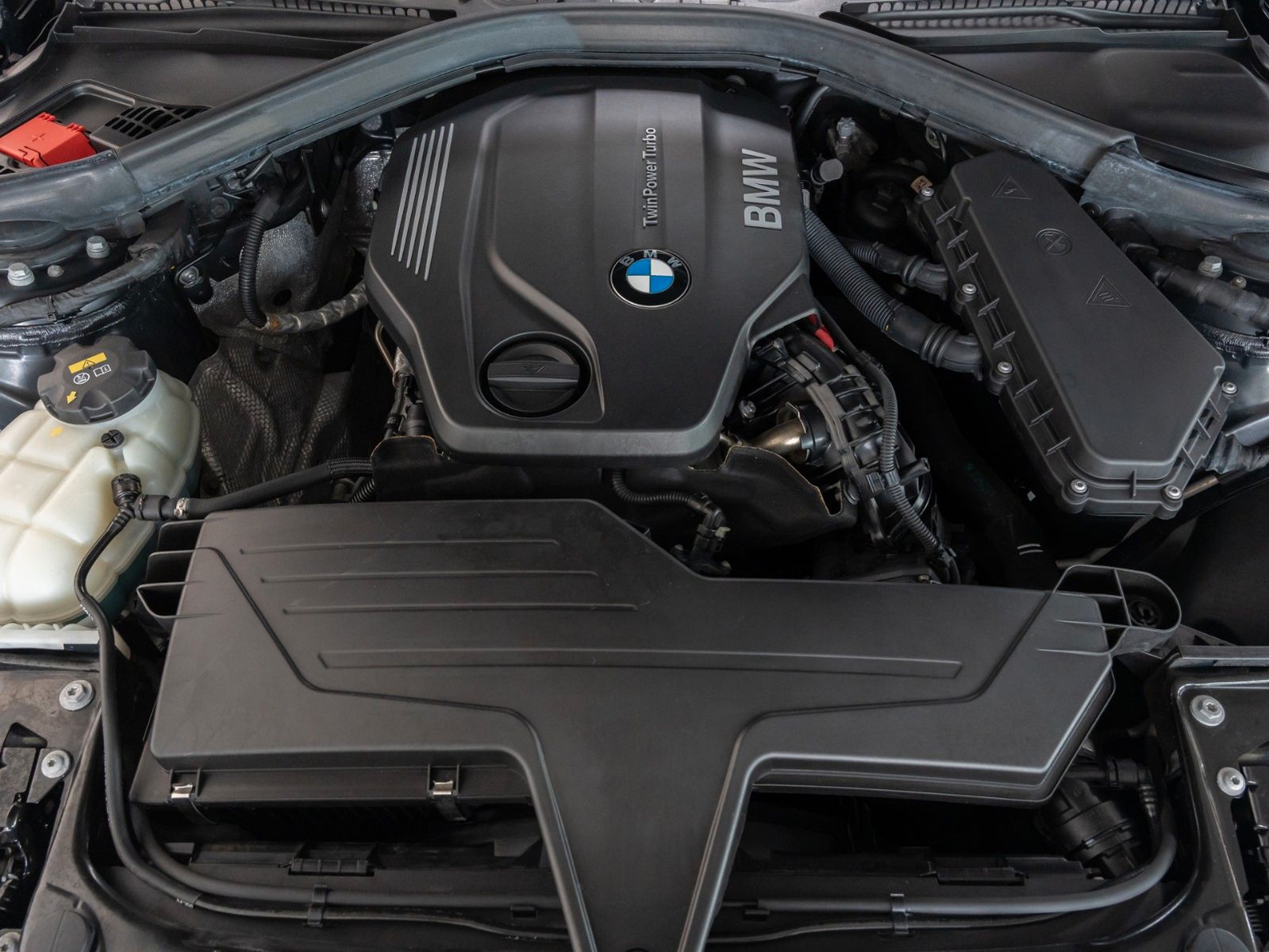 Fahrzeugabbildung BMW 320d HUD HiFi Komfort LED AHK GeschwindigReg LM