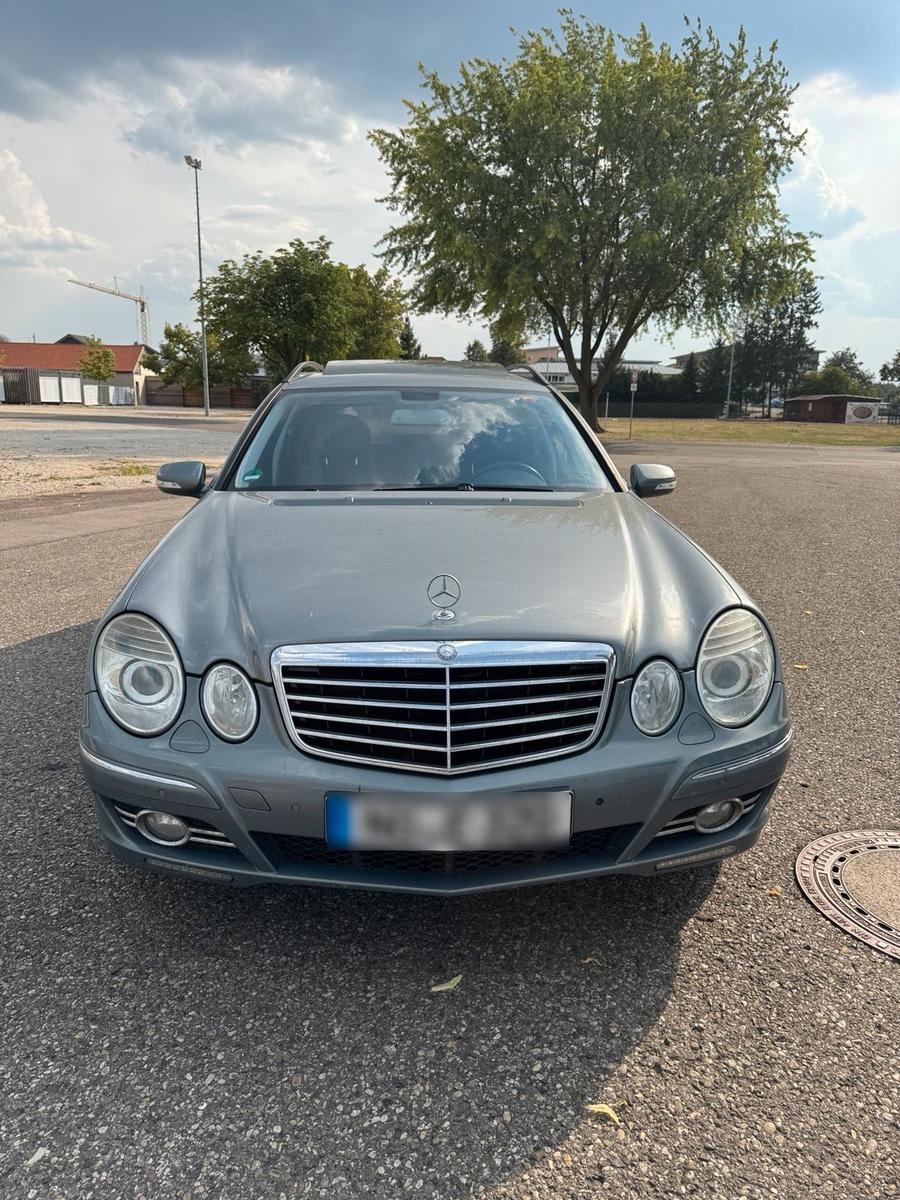 Mercedes-Benz E320 2006 — rear view