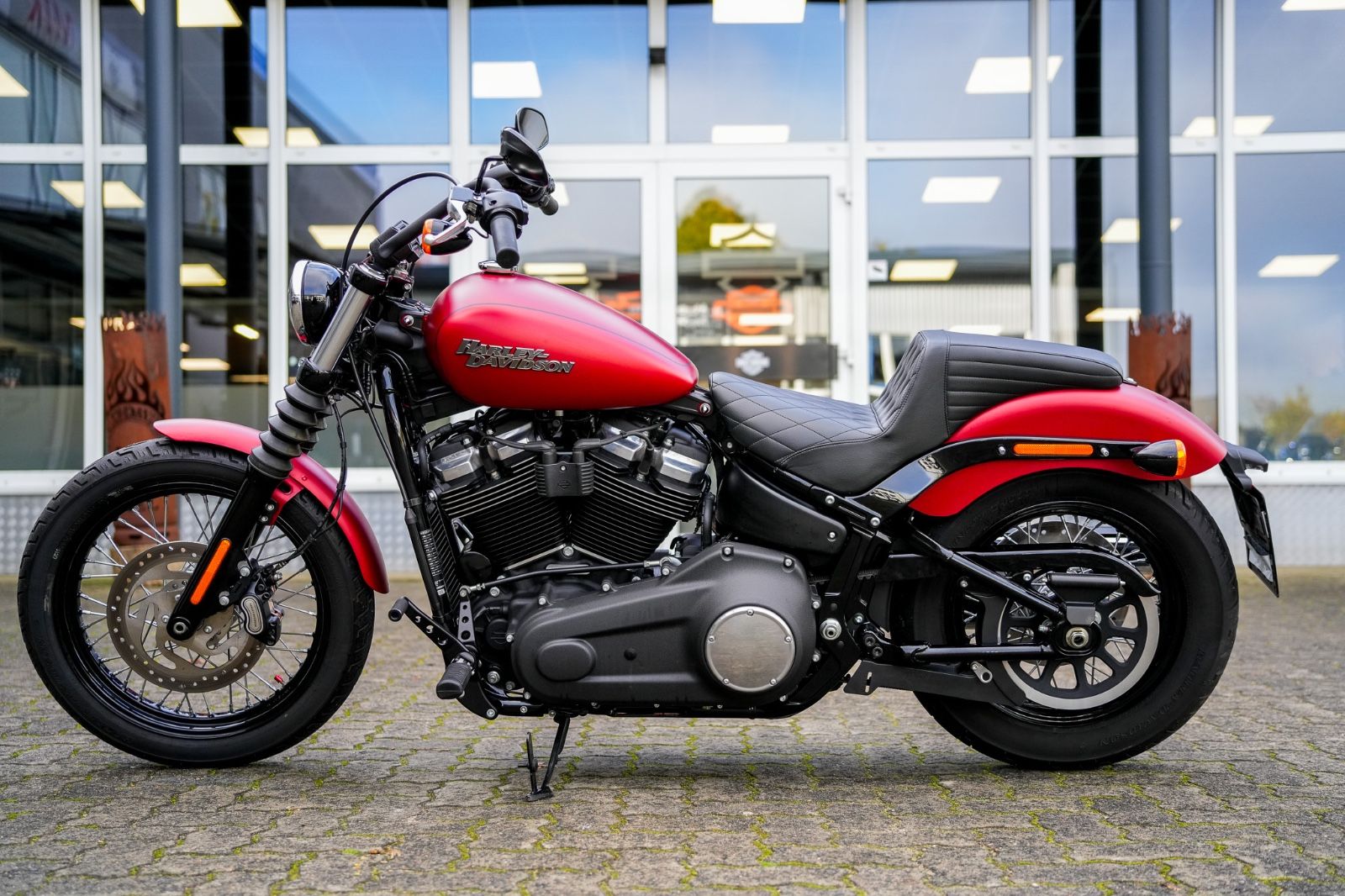 Fahrzeugabbildung Harley-Davidson FXBB Street Bob Softail - Sissybar -Satteltasche