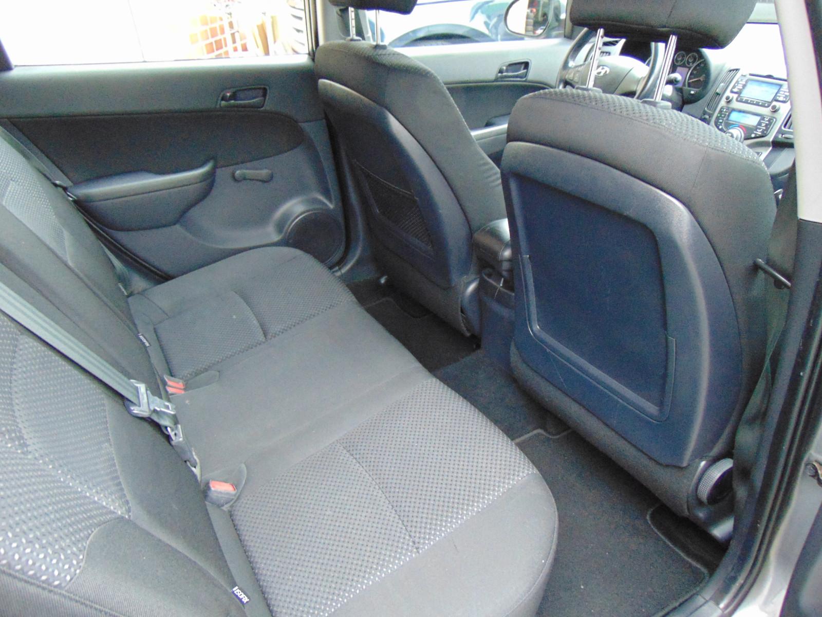 Hyundai i30 2011 — photo 8