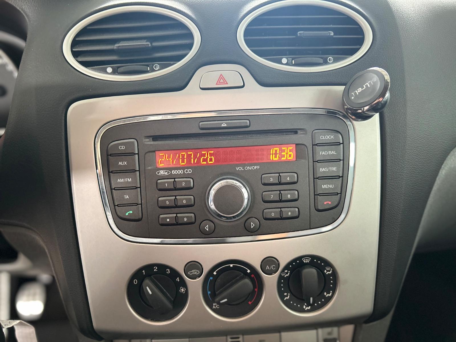 Ford Focus 2011 — photo 16